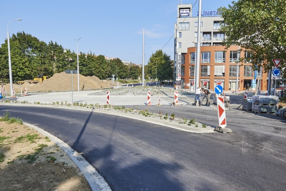 Kruhový objezd před dokončením