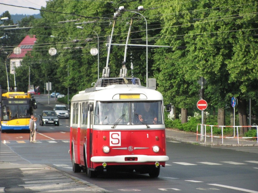 Červený trolejbus vyjede do ulic