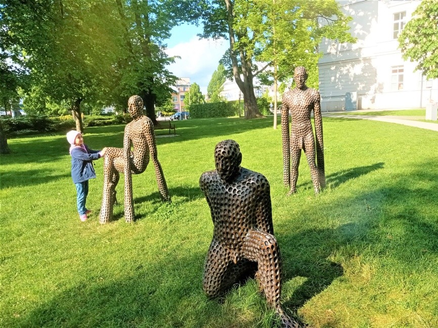 Město zve na vernisáž výstavy bronzových soch v parku s autorem