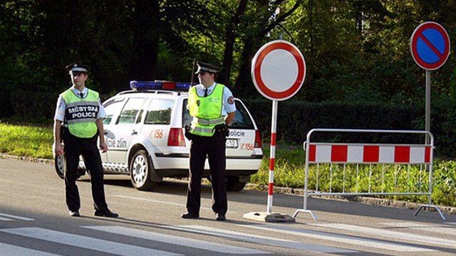 2012-08-30-16-14-06-mestska-policie-zlin-i-slozky-izs-jsou-v-pohotovosti-z-barum-czech-rally-zlin.jpg