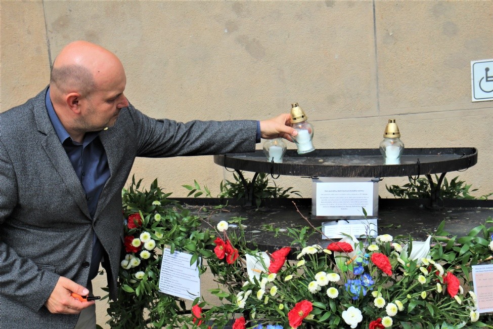 Náměstek primátora města Zlína Pavel Stojar zapálil svíci obětem komunistického režimu
