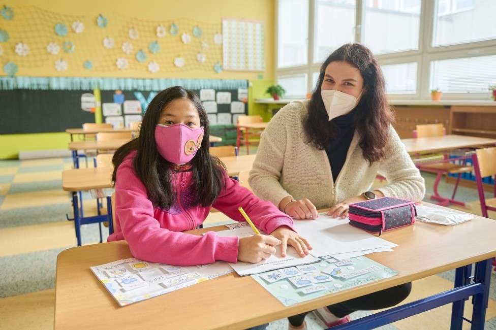 Žačka Thrang se studentkou Adélou, která ji doučuje