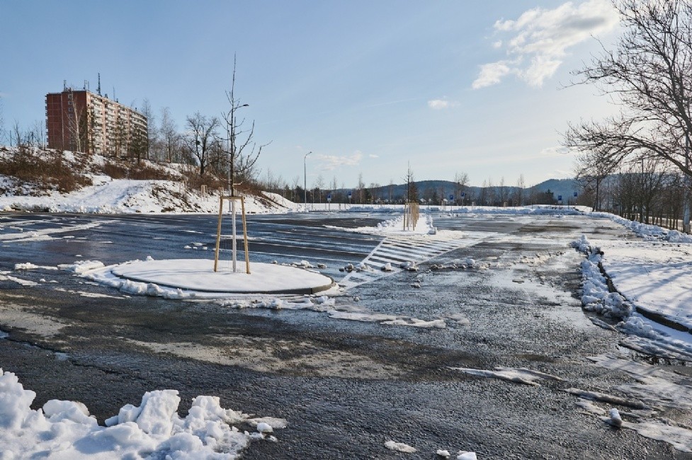 Parkoviště na sídlišti Jižní Svahy v prostoru bývalého staveniště „torzo“