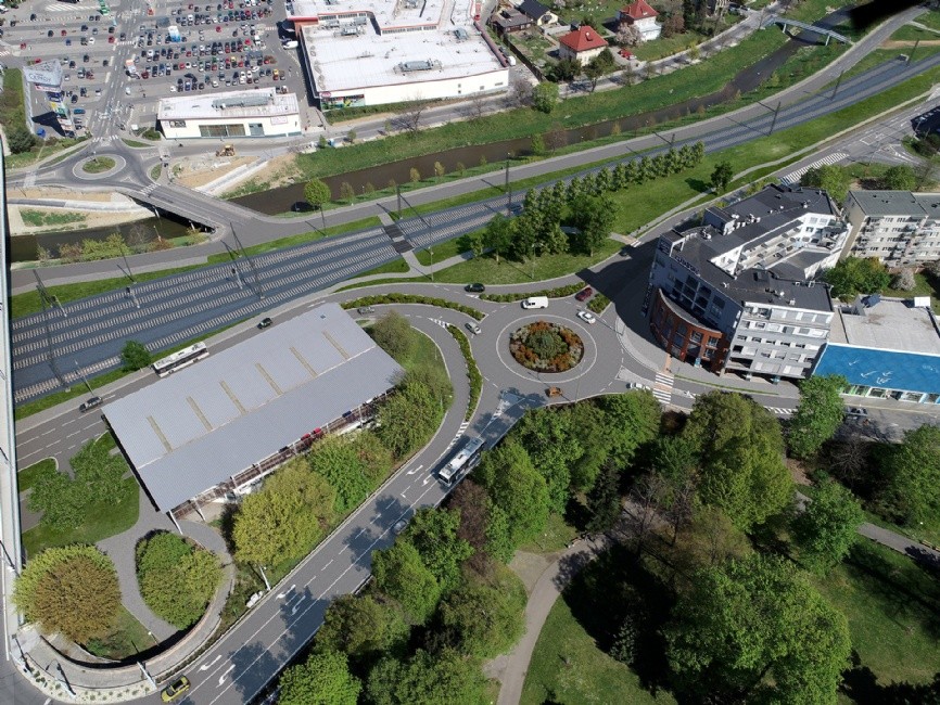 Vizualizace okružní křižovatky Vodní, Bartošova a Trávník. Vlevo nahoře je OC Čepkov.
