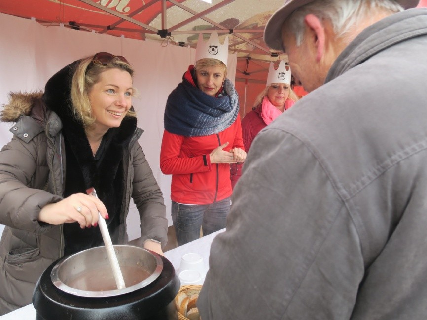 Kateřina Francová podává polévku