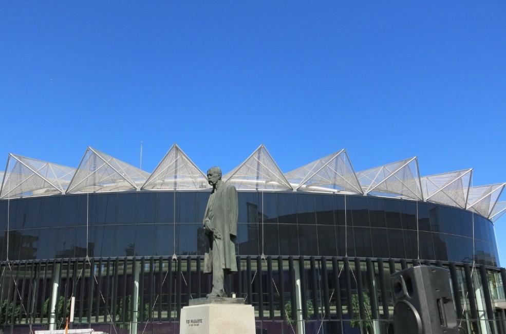 Socha T. G. Masaryka je umístěna před Kongresovým centrem Zlín