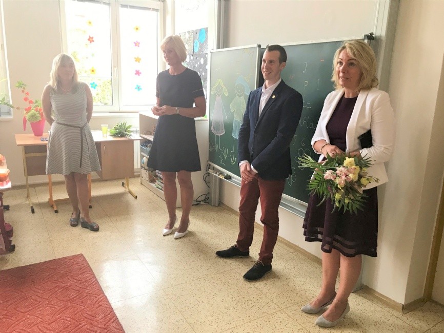 Jiří Korec a Kateřina Francová vítají prvňáčky ve škole