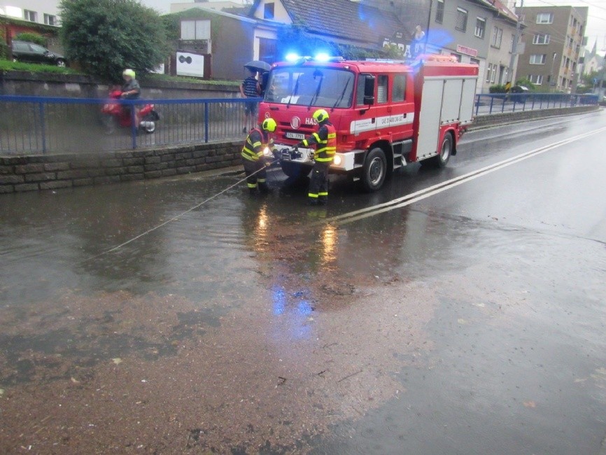 Práce hasičů během přívalových dešťů