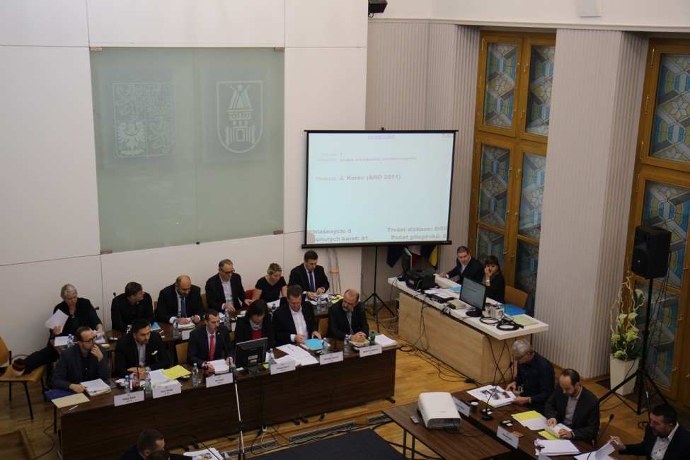 Zastupitelé během jednání v obřadní síni radnice