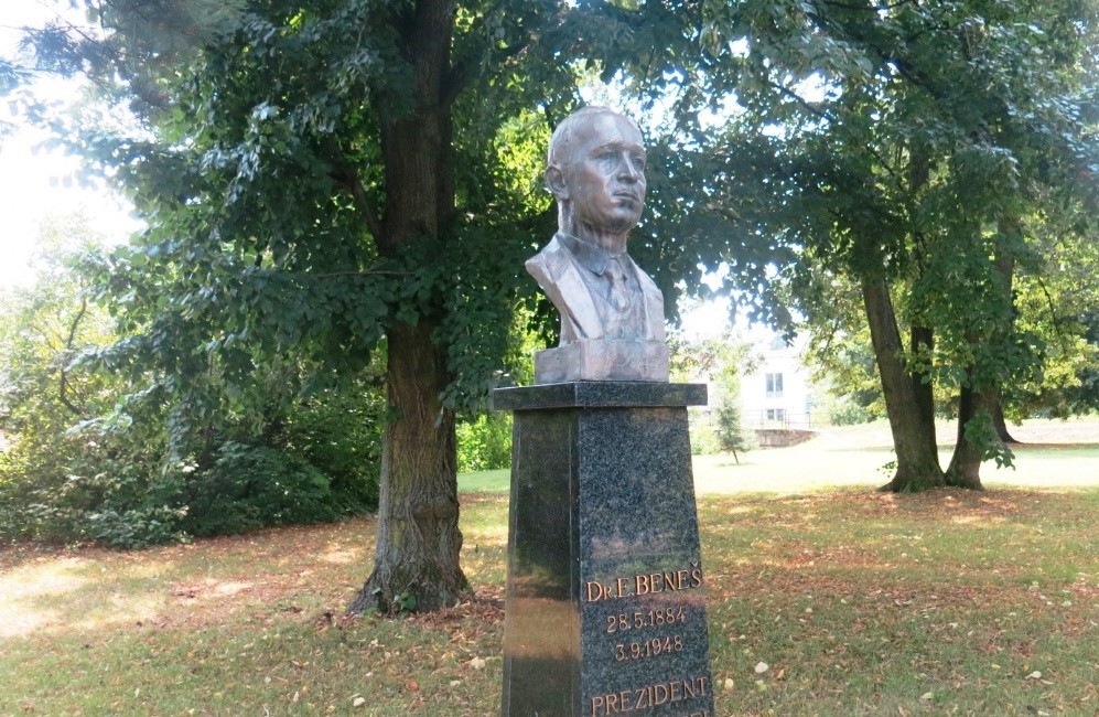 Busta Edvarda Beneše na Benešově nábřeží