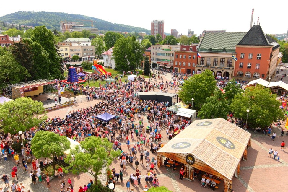 Velké skupinové foto na náměstí Míru. Autor: Josef Řezníček