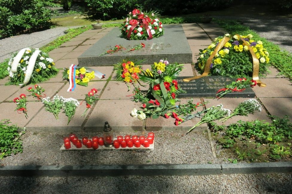 Hrob Tomáš Bati na Lesním hřbitově