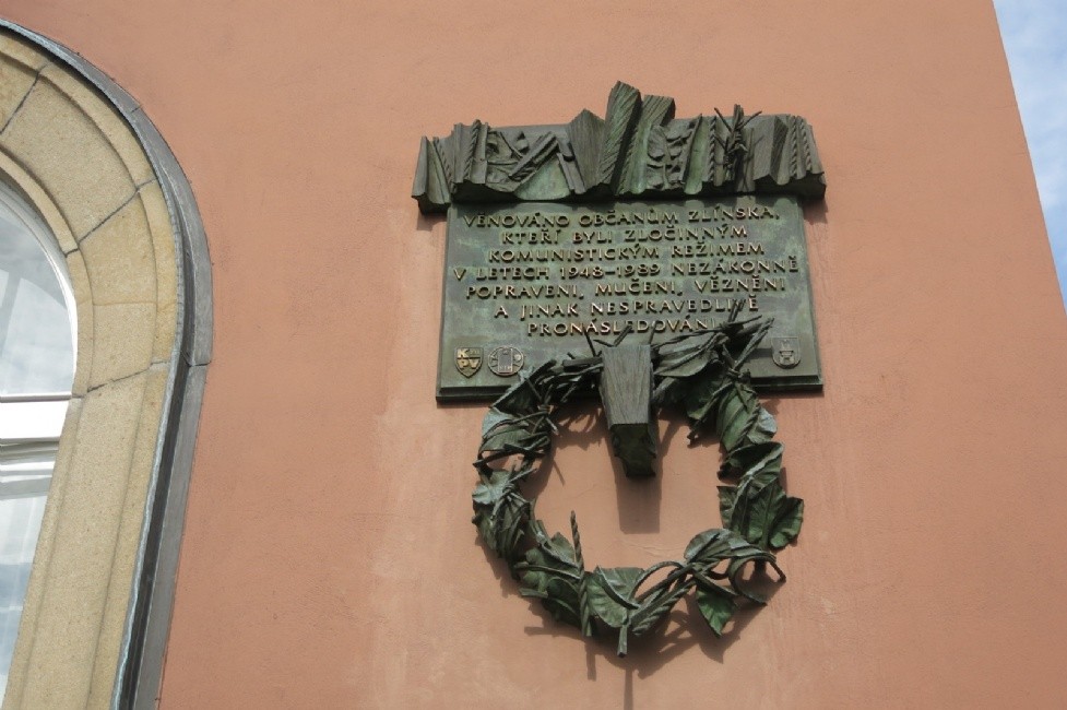 Pomník obětem totality před radnicí