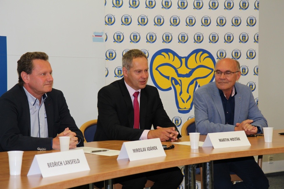 Martin Hosták (uprostřed) je novým generálním manažerem hokejového Zlína