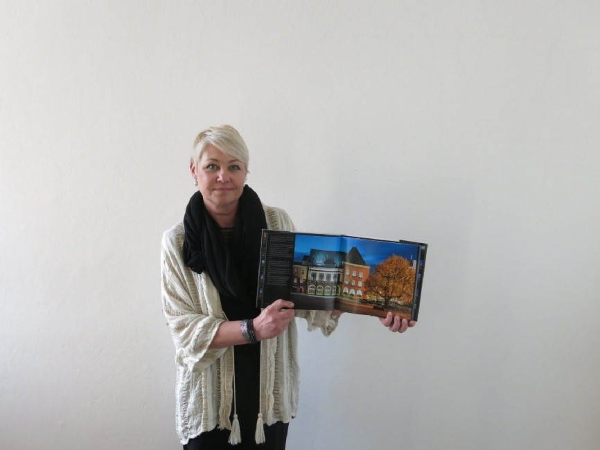 Radní Jana Bazelová představuje knihu Zlín.jpg