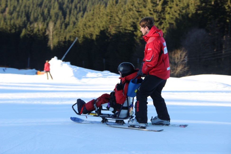 Lyže je přizpůsobena tělesně postiženým osobám