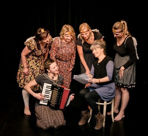 Protagonistky hry Budu všude kolem tebe