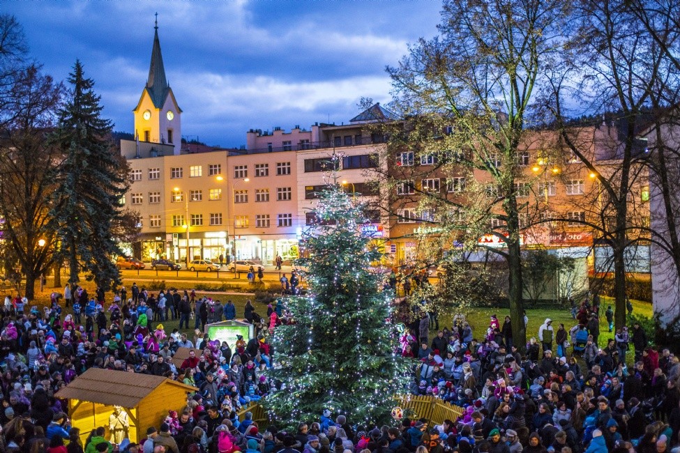 Na náměstí Míru probíhá vánoční program