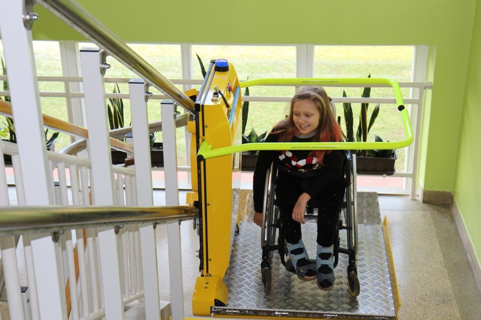 Mariana Vaněčková při jízdě na schodišťové plošině