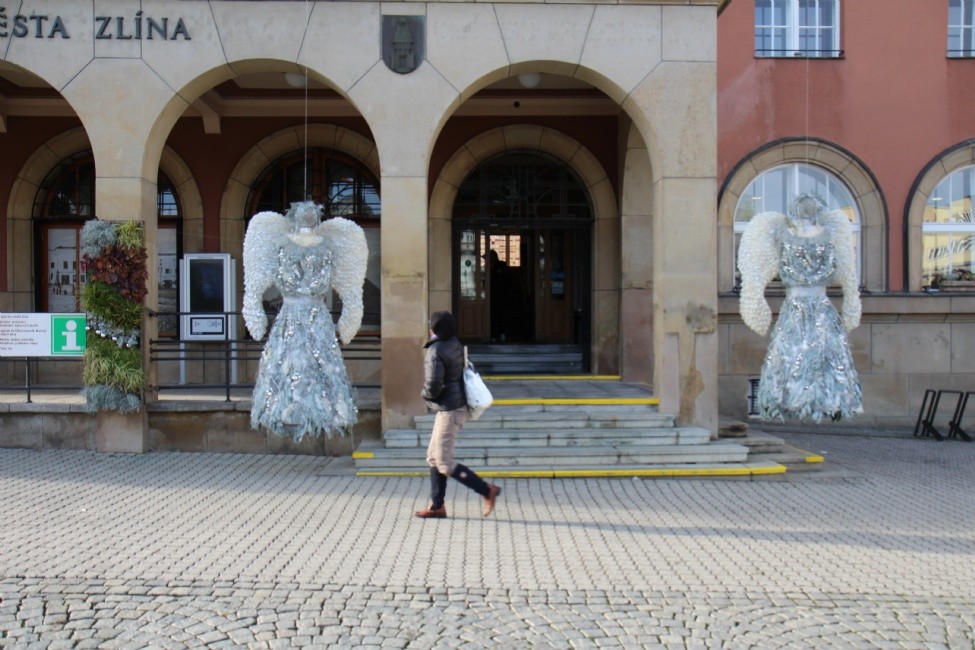 Andělé u vstupu na radnici