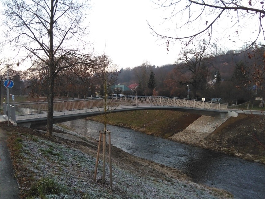 Přes řeku Dřevnici v Bartošově čtvrti vede nová lávka