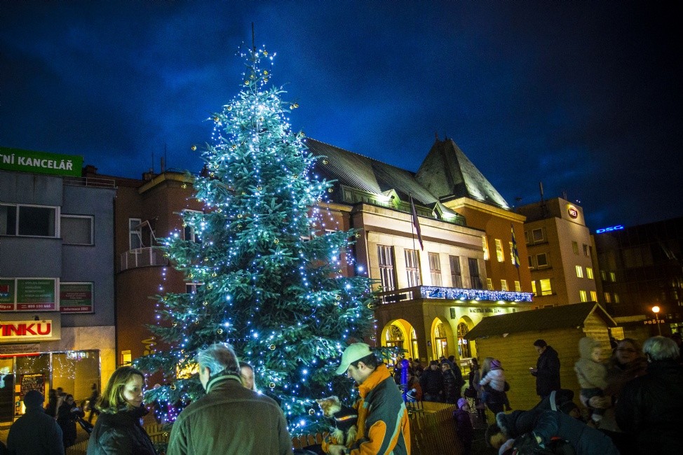 Vánoční strom na náměstí Míru