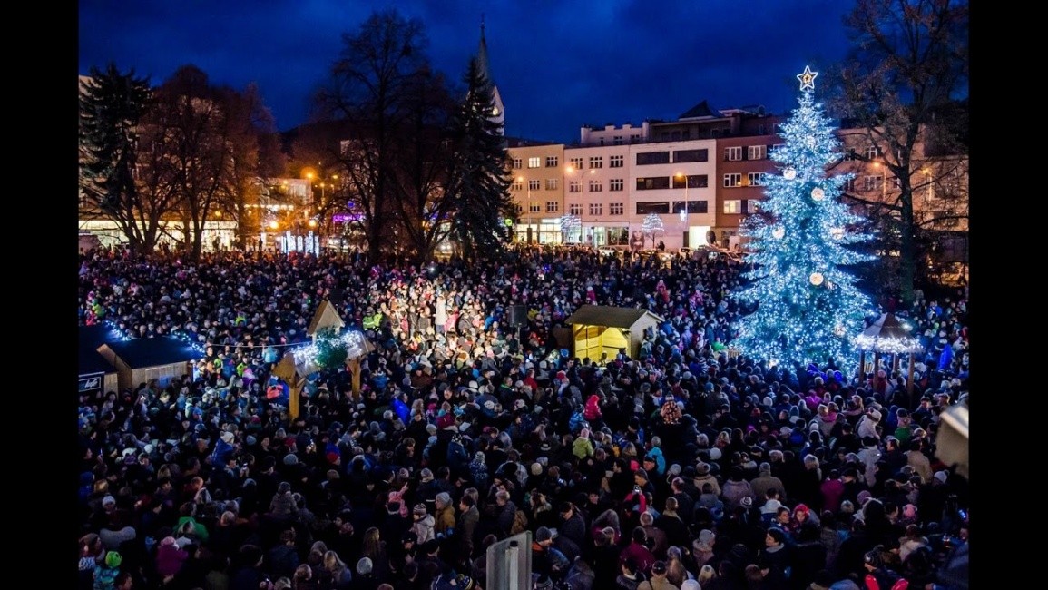 A vánoční strom je ... rozsvícen