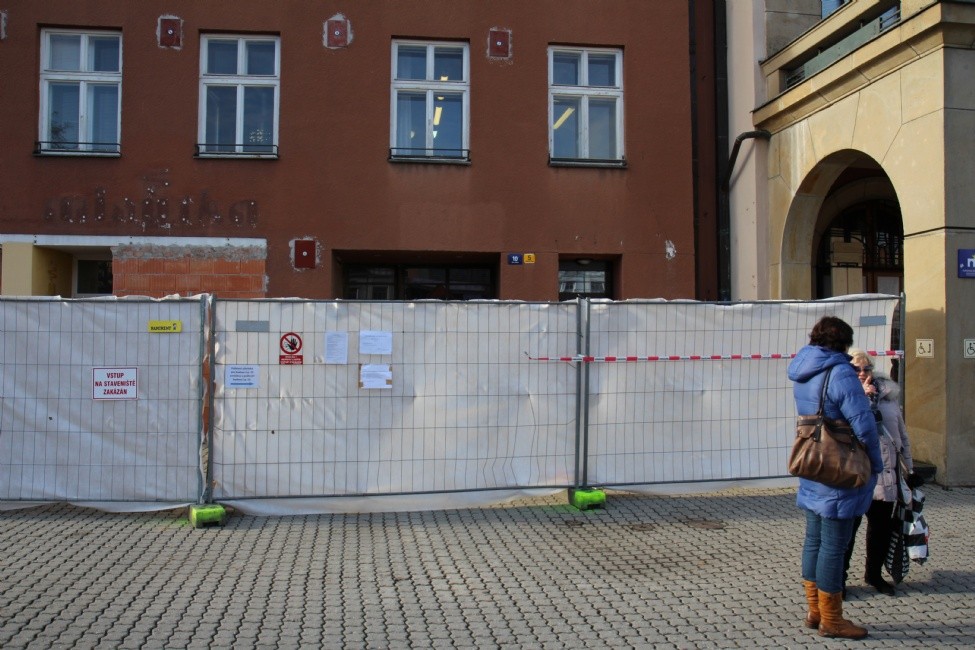 Budova č.p. 10 je nyní oplocená