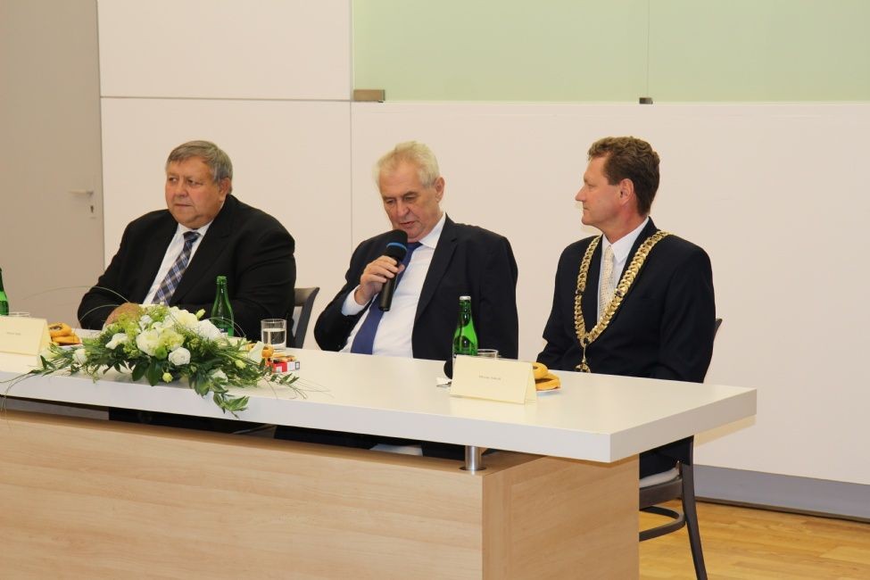 Miloš Zeman hovoří v občadní síni radnice