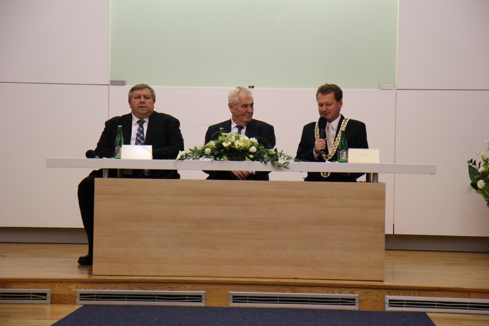 Hejtman Stanislav Mišák, prezident Miloš Zeman a primátor Miroslav Adámek