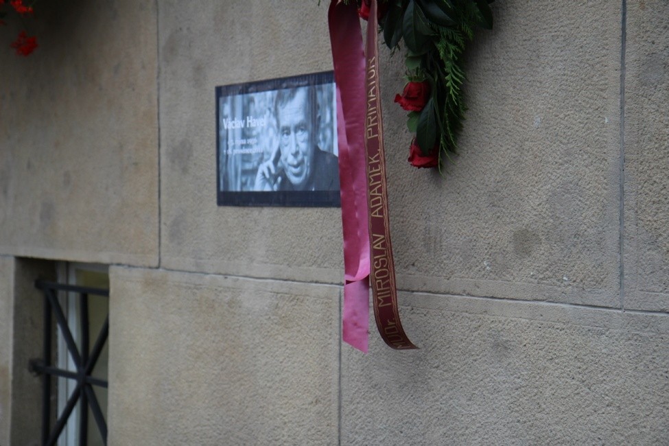 Portrét Václava Havla pod Pomníkem obětem totality