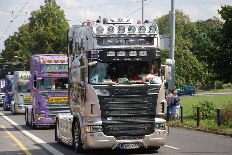 Jízda trucků poskytuje nevšední podívanou