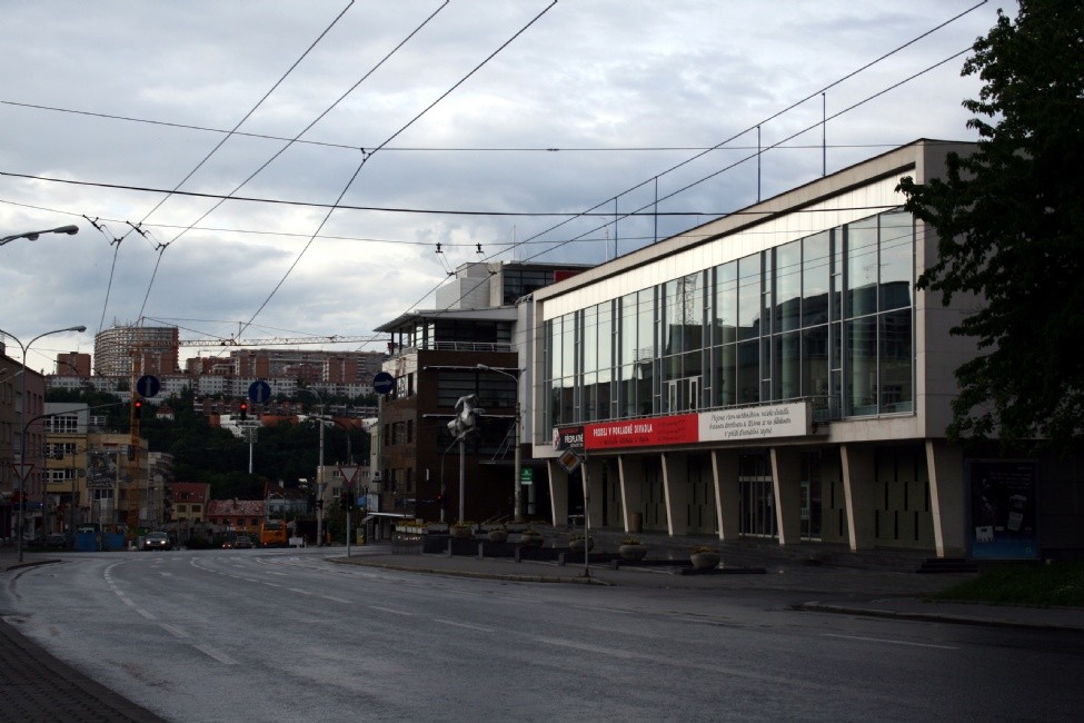 Křižovatka u Městského divadla a Komerční banky