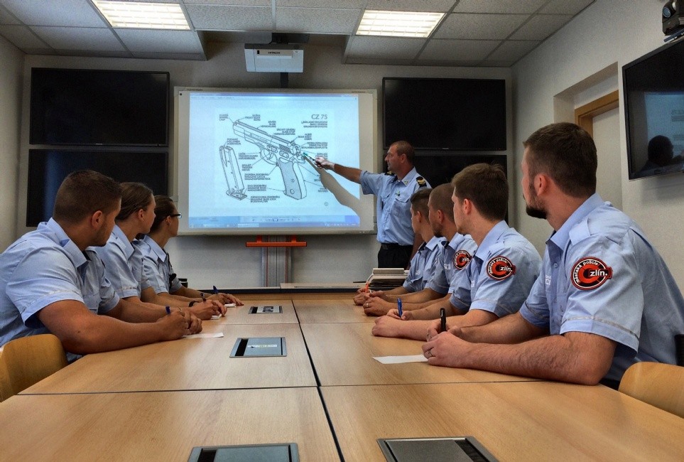 Nový strážnící prochází více než stodenním výcvikem