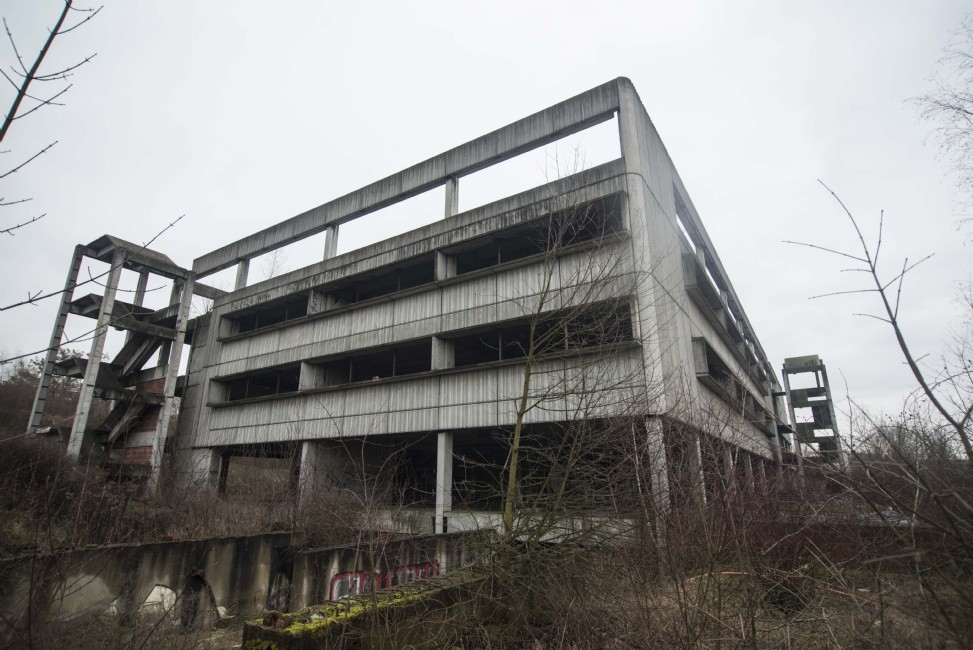 Torzo jde postupně k zemi