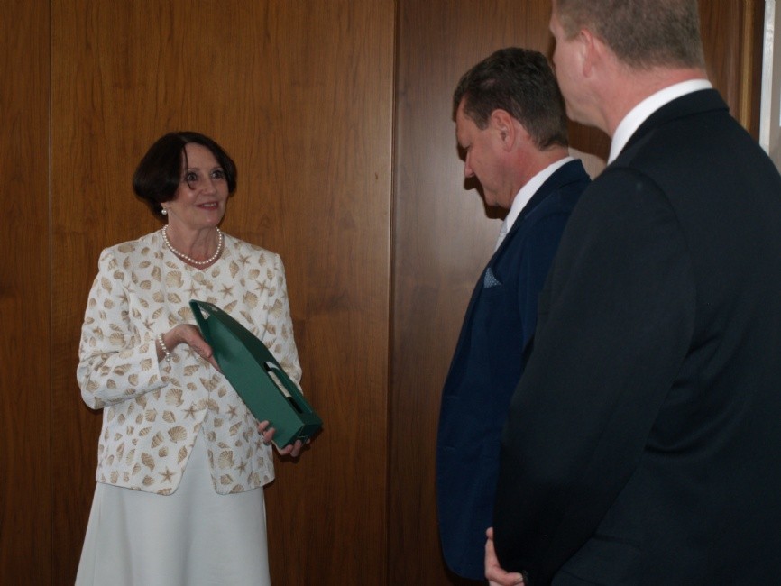 JAR je známá i vinařstvím. J.E. Franki Verset přivezla červené jako dárek