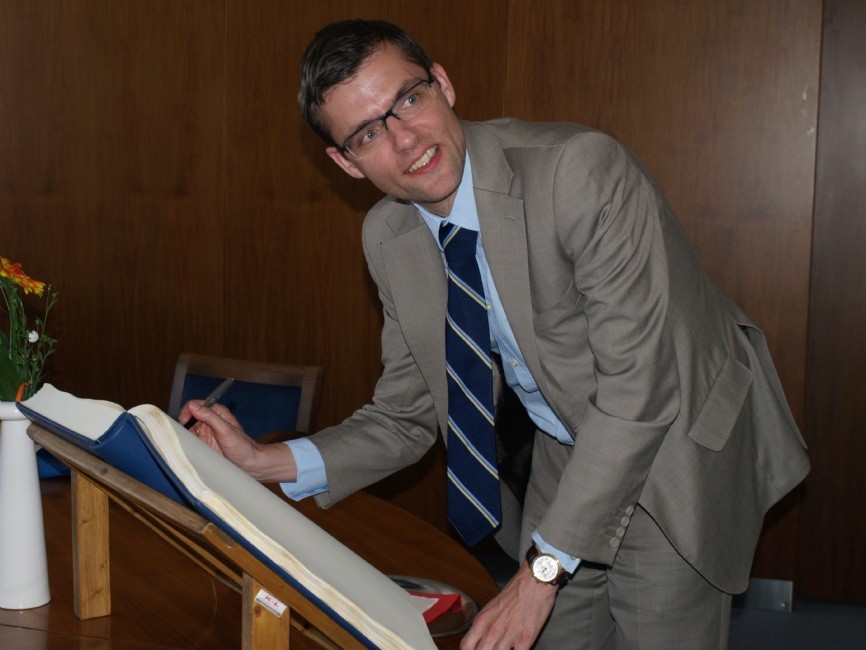 Per Brixen se podepisuje do kroniky města