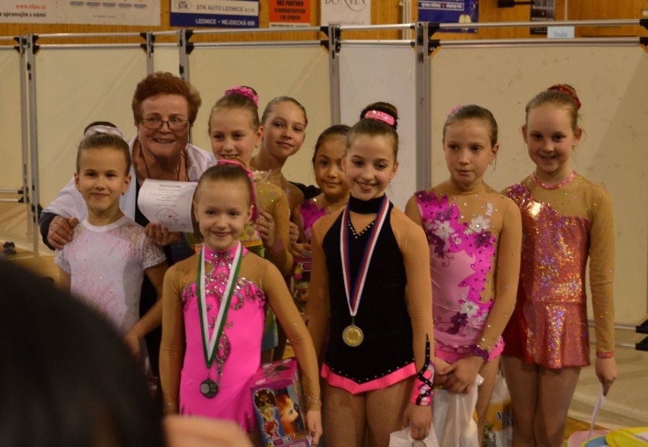 uspesne-gymnastky-tgk-zlin-se-svoji-trenerkou.jpg