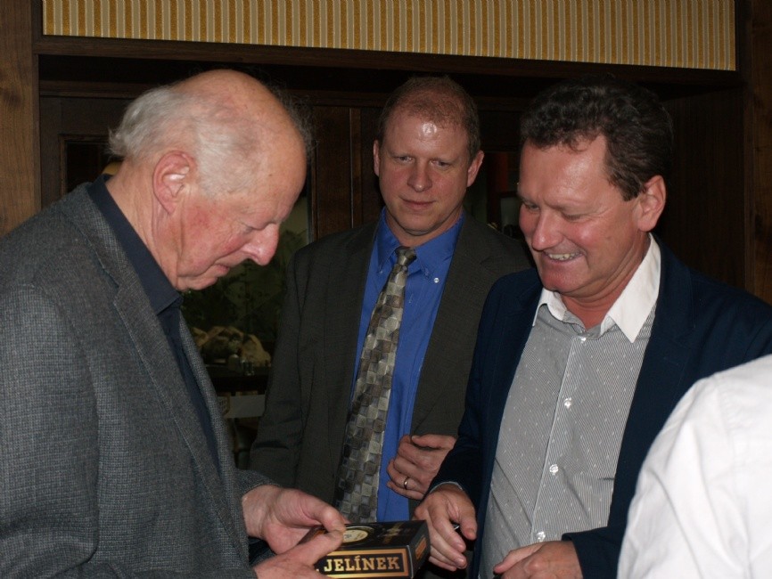 Thor Heyerdahl (vlevo) dostal od Miroslava Adámka i dárek typický pro Zlínský kraj