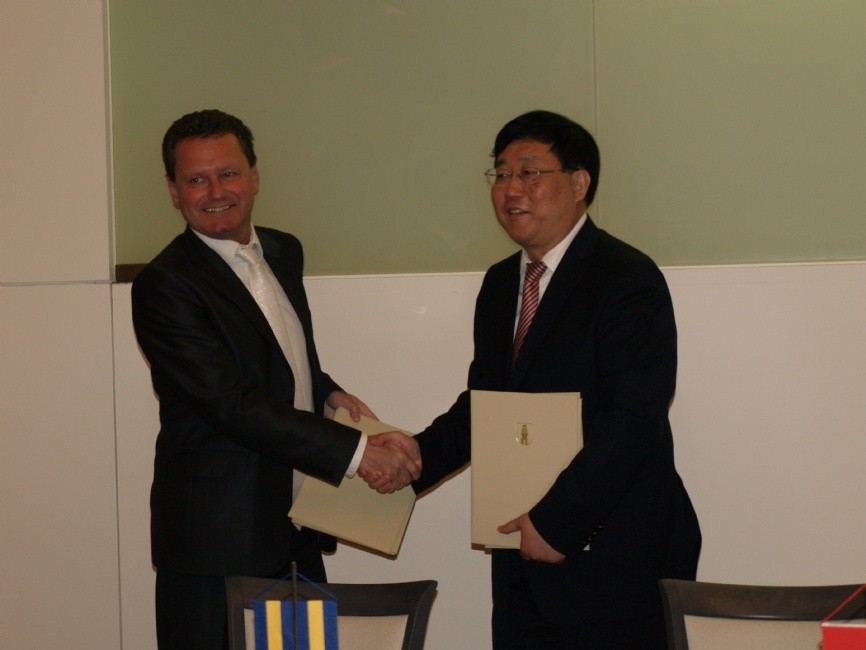 Primátoři obou měst po podpisu memoranda