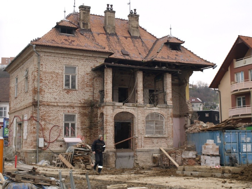 Takto dům vypadal v úterý ráno