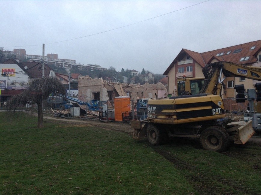 Z nestabilního domu zůstalo jen první patro