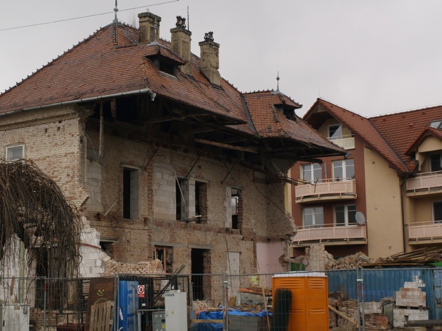 Odpoledne došlo k samovolnému zhroucení jednoho z rohů domu