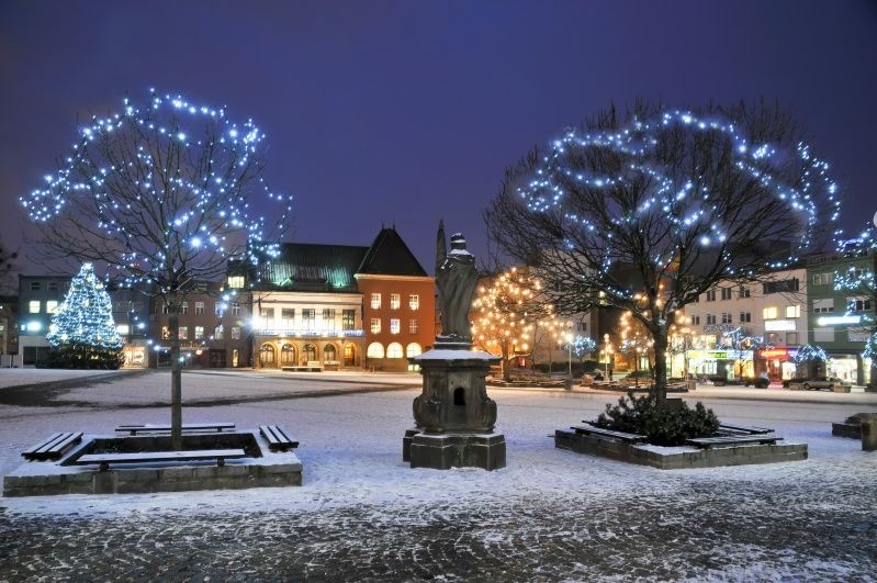 Náměstí Míru a radnice v zimě