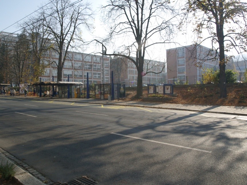 V prostoru za zastávkami MHD se začne stavět