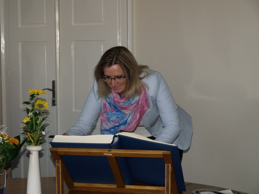 Ministryně Karla Šlechtová se podepisuje do kroniky města