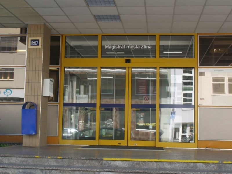 Vchod do budovy magistrátu na ulici Zarámí