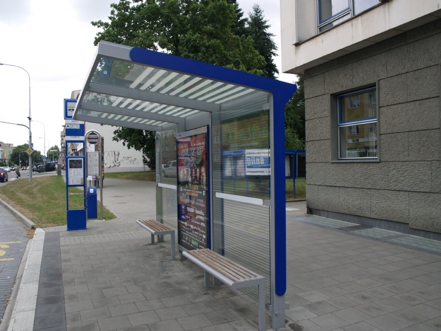 Nový polep má třeba zastávka u Městského divadla