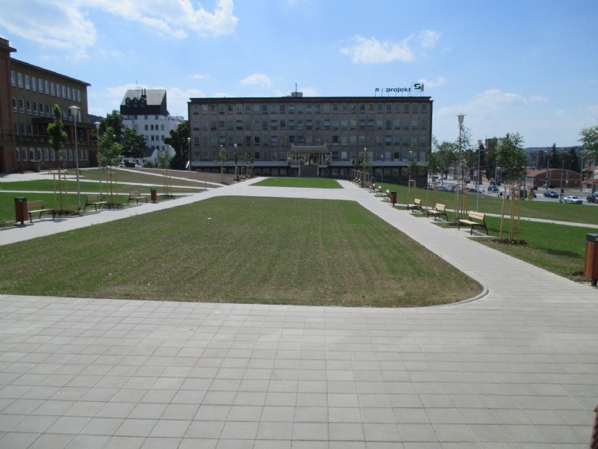 Prostranství před poliklinikou dostalo moderní švih