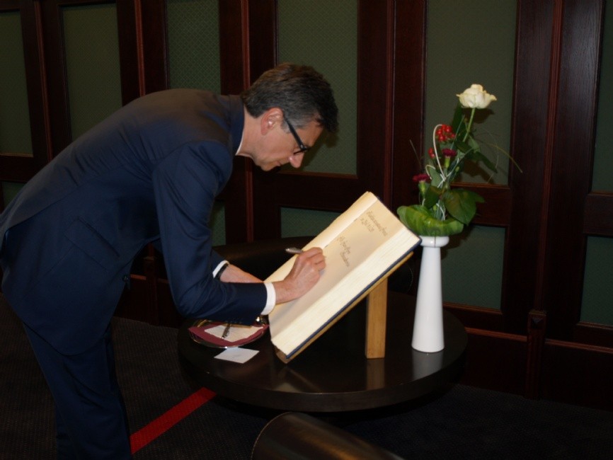 J. E. Jean-Pierre Asvazadourian se podepisuje do kroniky města Zlína